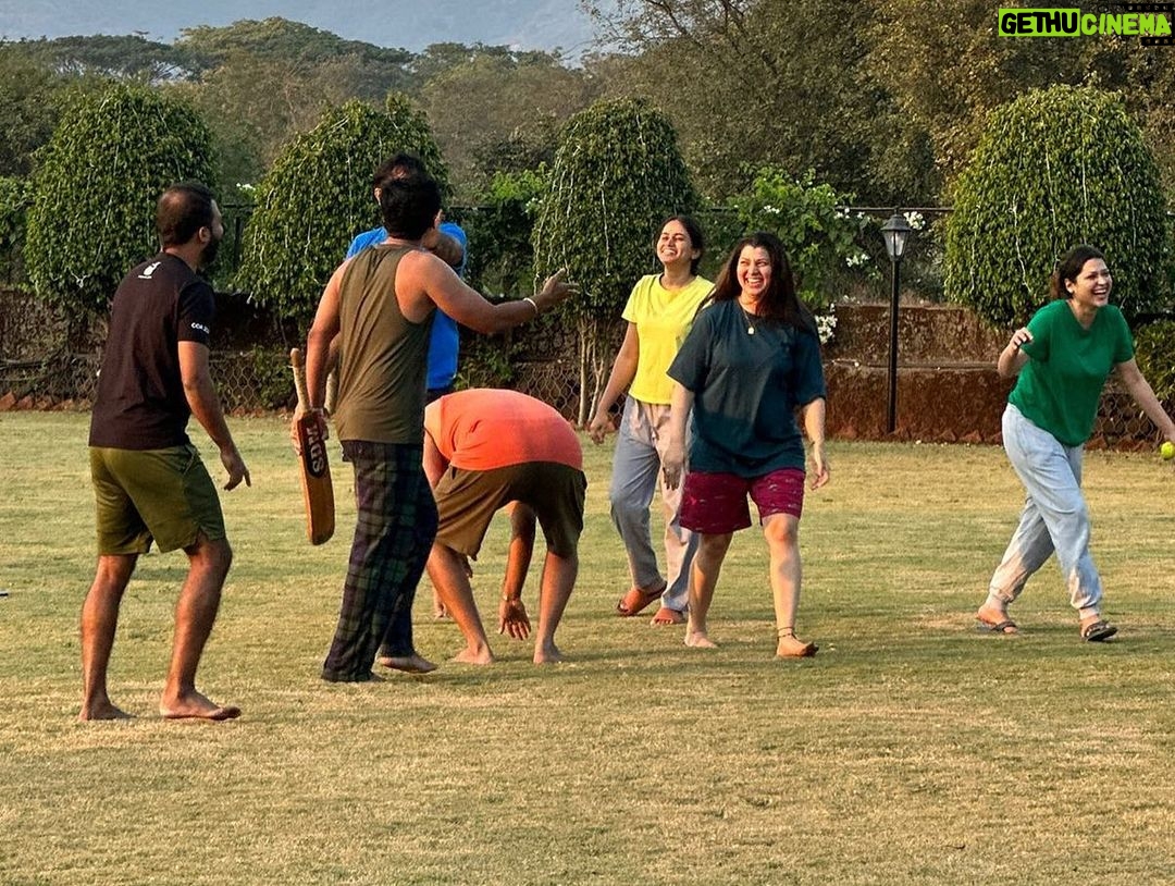 Tejaswini Pandit Instagram - हम ना रहें कभी यारों के बिन… . Welcoming 24 with my fam jam 🫶🏻 . #24 #happynewyear #friendsasfamily #lifeisbeautiful अपनी धुन में