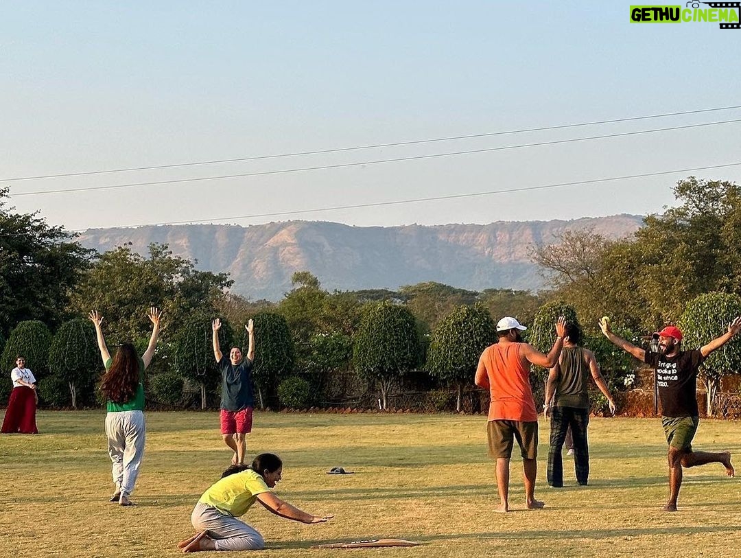 Tejaswini Pandit Instagram - हम ना रहें कभी यारों के बिन… . Welcoming 24 with my fam jam 🫶🏻 . #24 #happynewyear #friendsasfamily #lifeisbeautiful अपनी धुन में