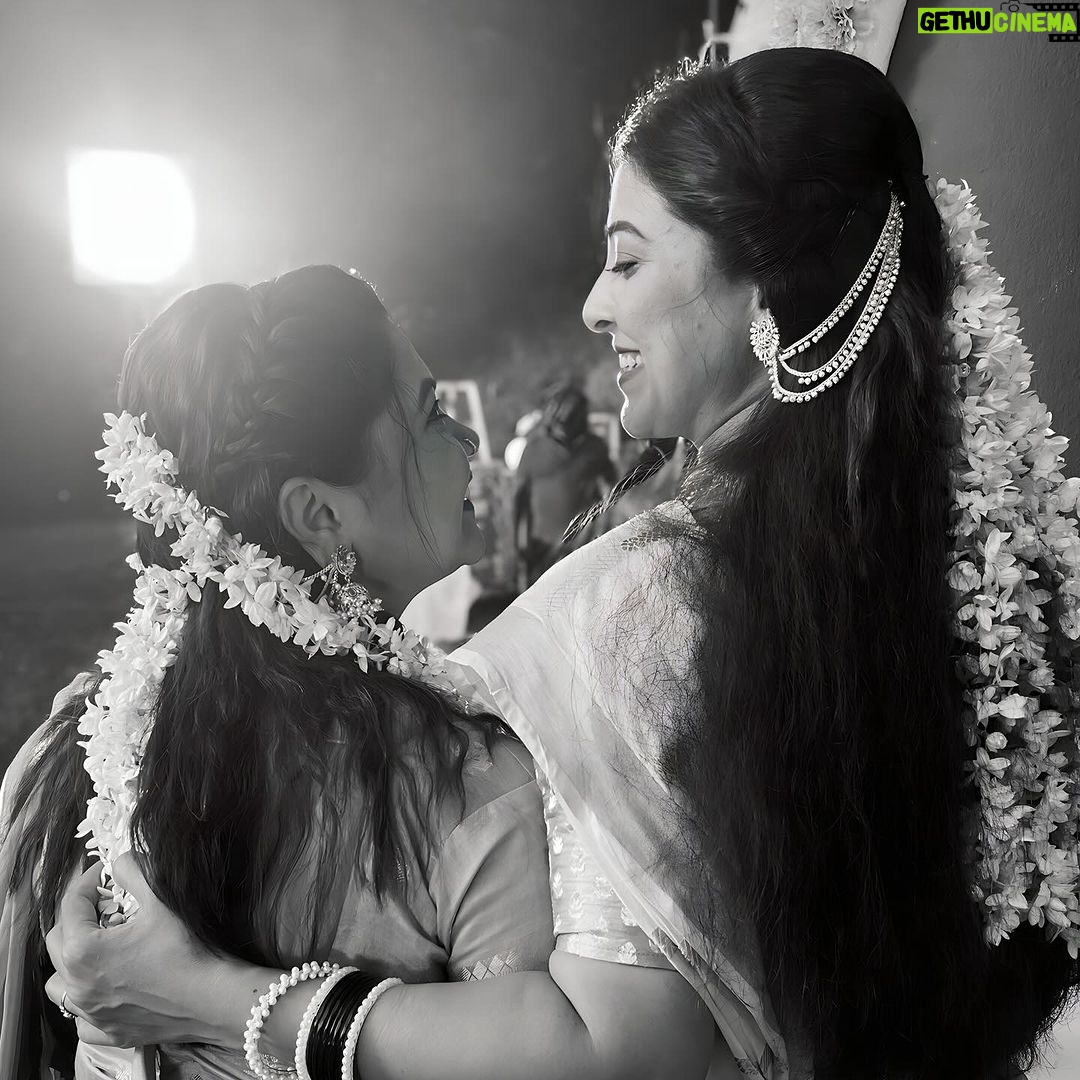 Tejaswini Pandit Instagram - 5 दिवसांनी येतोय तुम्हाला भेटायला आम्ही बहिणी अश्विनी रोहिणी 🌺 एकदा येऊन तर बघा 8डिसेंबर पासून तुमच्या जवळच्या चित्रपटगृहात ♥️ #eytb #film #release #december #passion #positive #vibes #waiting