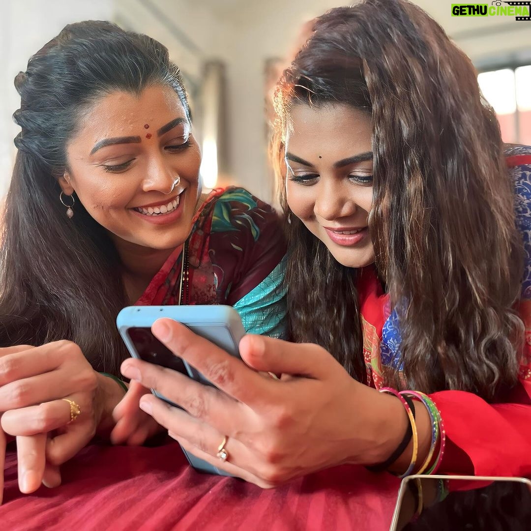 Tejaswini Pandit Instagram - 5 दिवसांनी येतोय तुम्हाला भेटायला आम्ही बहिणी अश्विनी रोहिणी 🌺 एकदा येऊन तर बघा 8डिसेंबर पासून तुमच्या जवळच्या चित्रपटगृहात ♥️ #eytb #film #release #december #passion #positive #vibes #waiting