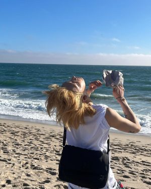 Ten Lee Instagram - Becoming a sunflower at the beach- 10