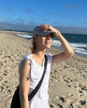 Ten Lee Instagram - Becoming a sunflower at the beach- 10