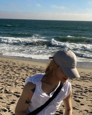 Ten Lee Instagram - Becoming a sunflower at the beach- 10