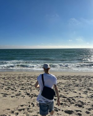 Ten Lee Instagram - Becoming a sunflower at the beach- 10