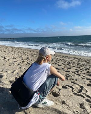 Ten Lee Instagram - Becoming a sunflower at the beach- 10