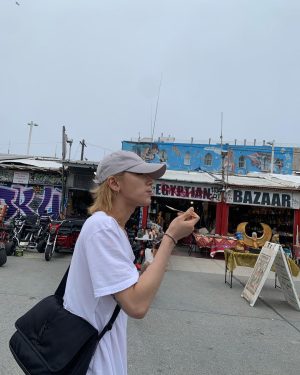 Ten Lee Instagram - Becoming a sunflower at the beach- 10