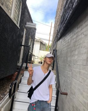 Ten Lee Instagram - Becoming a sunflower at the beach- 10