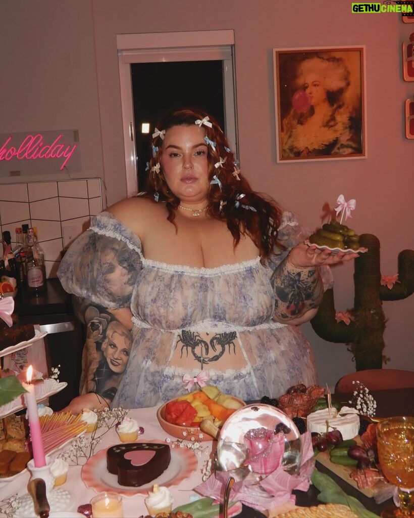 Tess Holliday Instagram - Last night was my annual Galentines Party & a time was had! 🎀 Any excuse to throw a party, celebrate love & eat a pickle tower 💅🏻🥒 #galentines #friends #galentinesparty #coquette #coquetteaesthetic #coquettefashion #charcuterie #love
