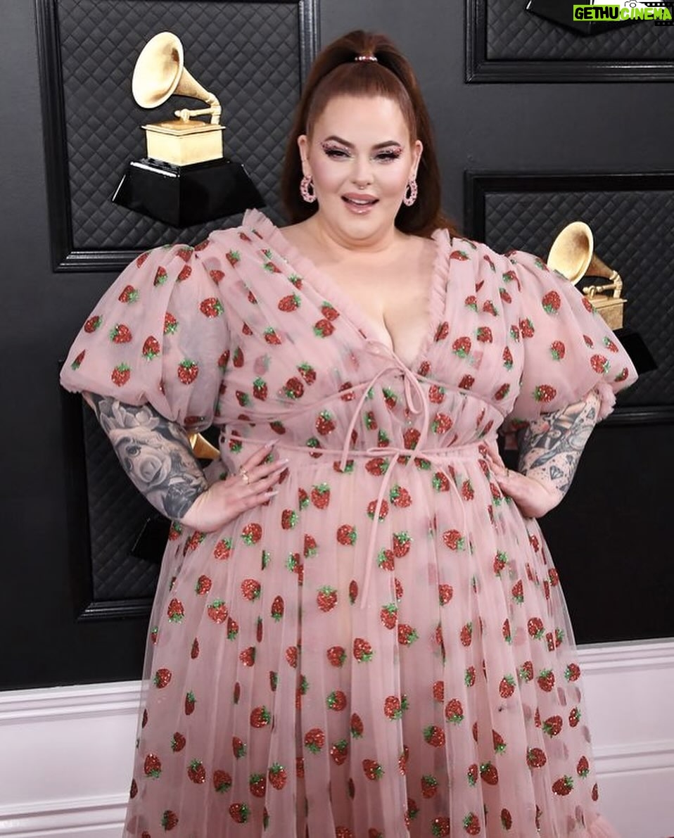 Tess Holliday Instagram - I may not be at the Grammys tonight, but I remember when I attended and broke the Internet 🍓🍓🫶 #strawberrydress #grammys #grammysredcarpet #lirikamatoshi
