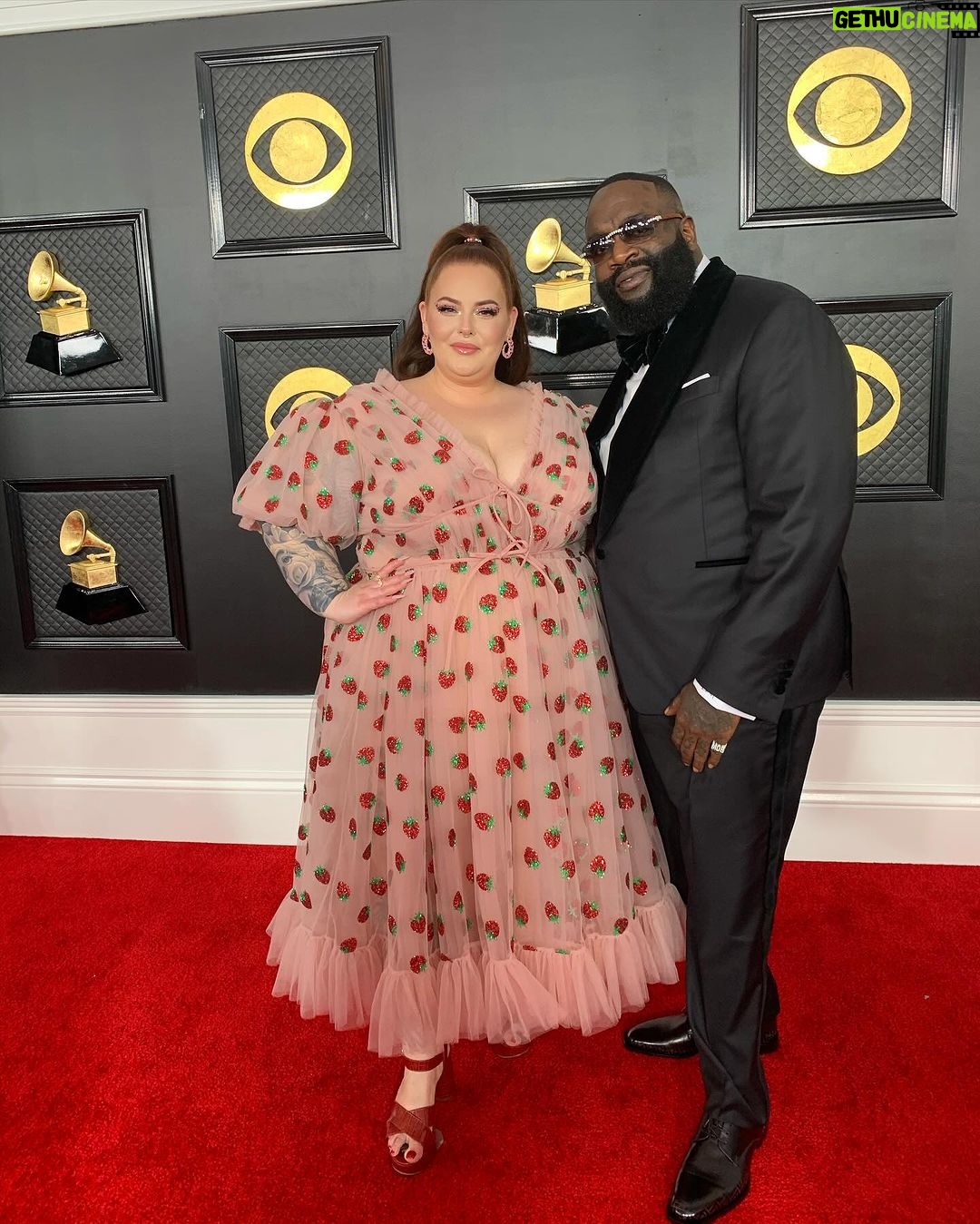 Tess Holliday Instagram - I may not be at the Grammys tonight, but I remember when I attended and broke the Internet 🍓🍓🫶 #strawberrydress #grammys #grammysredcarpet #lirikamatoshi