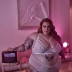 Tess Holliday Instagram – Going into 2024 free as a bird, fearlessly protecting & love this body👼🏻 

Shot by my baby @alexevansphotography 
Hair by my other baby @angelinapanelli 
Makeup by my baby angel @marianamcgrathmakeup 
#plussizemodel #newyear #effyourbeautystandards