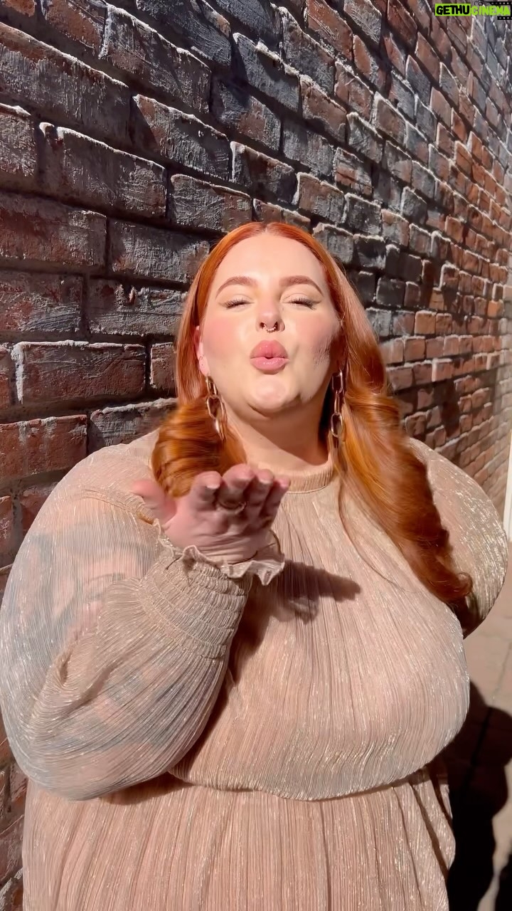 Tess Holliday Instagram - I get SO many questions about how I keep my hair so healthy & shiny, & it’s simple: I’ve been a BOND girl for years! 💁🏻♀️ OLAPLEX Nº.7 Bonding Oil has been a staple in my hair care routine for so long, because it’s a wonderful heat protectant, but also gives my hair the shine & frizz control it’s known for! Forever an @olaplex girlie 💅🏻 #olaplex #OLAPLEXshine #olaplexpartner