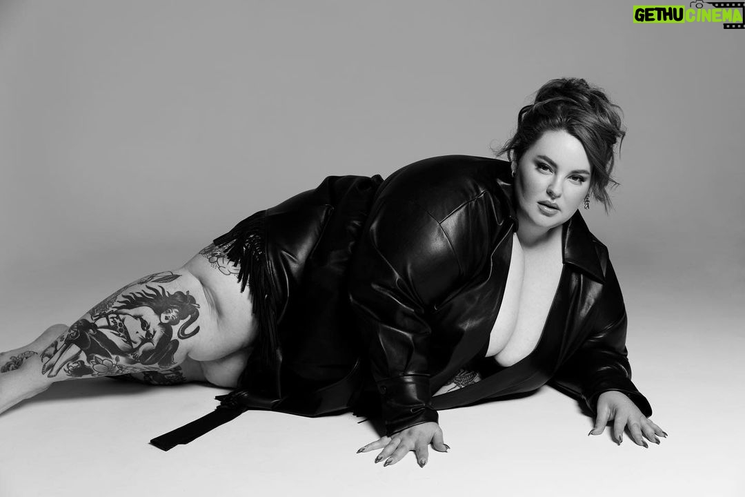 Tess Holliday Instagram - she make it look еasy 'cause she got it ✔️🖤 Photographer @bonnienichoalds HMU @arosehairandmakeup Los Angeles, California