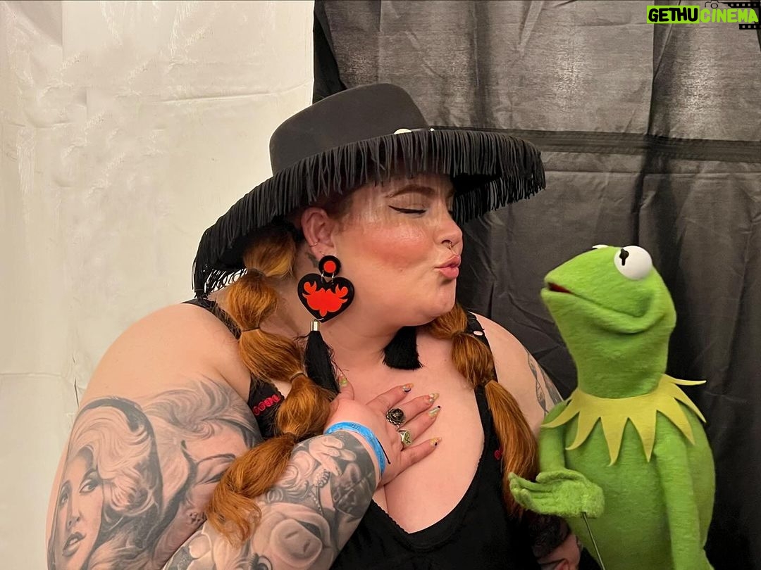 Tess Holliday Instagram - KERMIEEEEEEE!!!!!! Are you freaking out with me?!!! Yesterday I got to meet @kermitthefrog at @willienelsonofficial ranch for @luckreunion & it was one of the most iconic moments of my entire life! Kermit, Eric & his team were so amazing while I cried (hahahaha!) & I got to hug Kermie after! The Muppets were such a huge part of my childhood & y’all know how much @realmisspiggy shaped my life! These photos are what I call “framers” and I’m 💯plastering these all over my home! Thank you to my dear friends @tatefarmstx for making one of my wildest dreams a reality!!!!!!!!!!!!!!!!!!!!!!!!!! I told myself this year that I was going to say yes to everything, and I’m so glad tagging alone with @melissatatetx to the Luck Reunion was one of them! Now excuse me while I sob 😭🤠💘 #kermit #kermitthefrog #themuppets #willienelson #willienelsonandfamily #lucktexas #misspiggy Texas