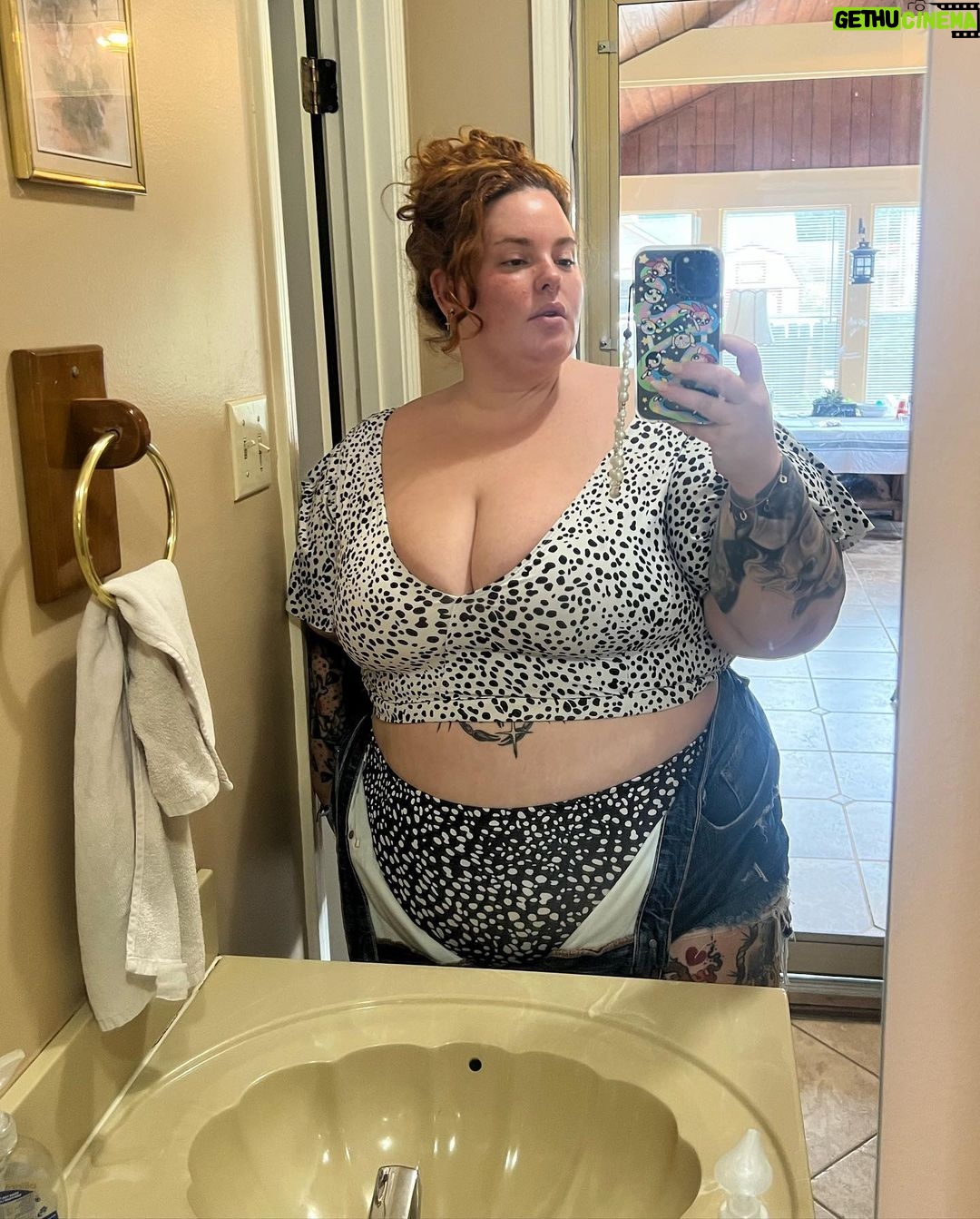 Tess Holliday Instagram - Reunited with my ancestors š¤£š· Iāve officially been back home for almost 3 weeks & I love Mississippi & the food, &&& love my family (even tho parts of it have been difficult)š« BUT ready to get back to my bed/cats/my boo š« Big Sip photo dump pt 1: 1) š½ My aunt @kathyeggers_ took me to one of her favorite college spots growing up & it didnāt disappoint (swipe for proof) 2) Post pool selfies bc I havenāt used heat on my hair since Iāve been here & the humidity has my curls lookin adorbs 3) Watching my lil brother @hunterhoven be the best uncle ever NBD 4) Bo reminding yāall to not let your cowboys grow up to be racist š tee by our friends at @tatefarmstx 5) My niece & I at the most delish Indian food in Hattiesburg MS of all places?! before she goes to college for the 1st time 𤯠loved u since u were itty bitty Allyiah! @rachael_rn12 6) Proof of said food & if you donāt like pickles I donāt like you! 7) My sweet niece & Bo playing with a puppy my dad found in a ditch š they named her Angelš„¹ 8) Branding so good Iām pissed I didnāt think of it 9) Mississippi sunsets go hard !! 10) @monopolygo is ripping my family apart but we are celebrating the tiny victories!!! Holly Springs, Mississippi