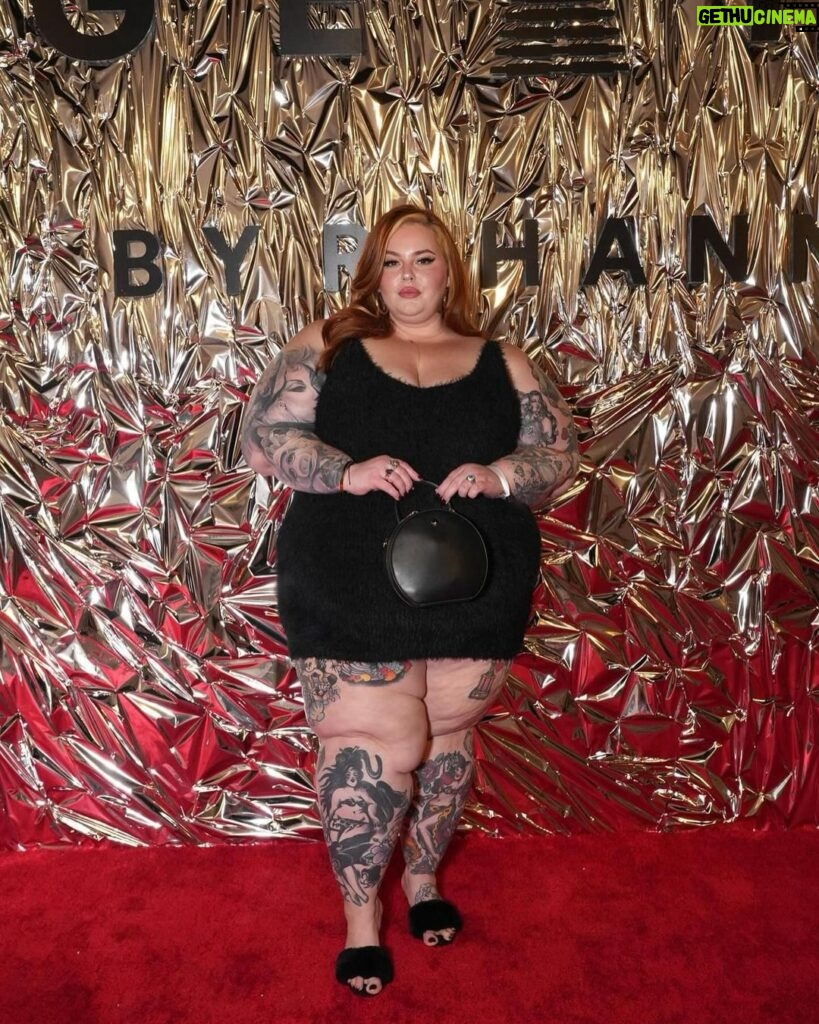 Tess Holliday Instagram - Mama is really in the streets this holliday (hehe) season & be prepared to be SICK of me!!!!! Thank you for having me @savagexfenty & to @chadkenyon @austinburnshair @olaplex for taking such good care of my hair!❤️‍🔥❤️‍🔥❤️‍🔥 #tistheseason #christmasparty #hohoho #effyourbeautystandards Los Angeles, California