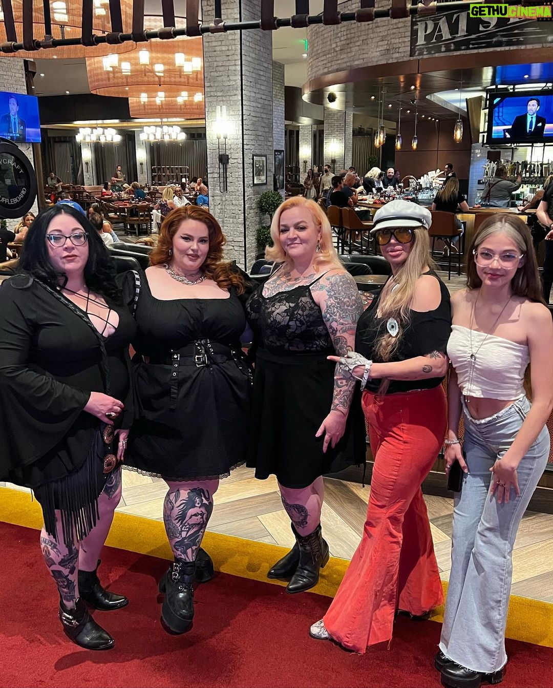 Tess Holliday Instagram - Took my girls to see Danzig sing Elvis in Vegas 🖤🤘🏻#danzig #danzigsingselvis #tropicana #daddydanzig #girlsweekend Tropicana Las Vegas