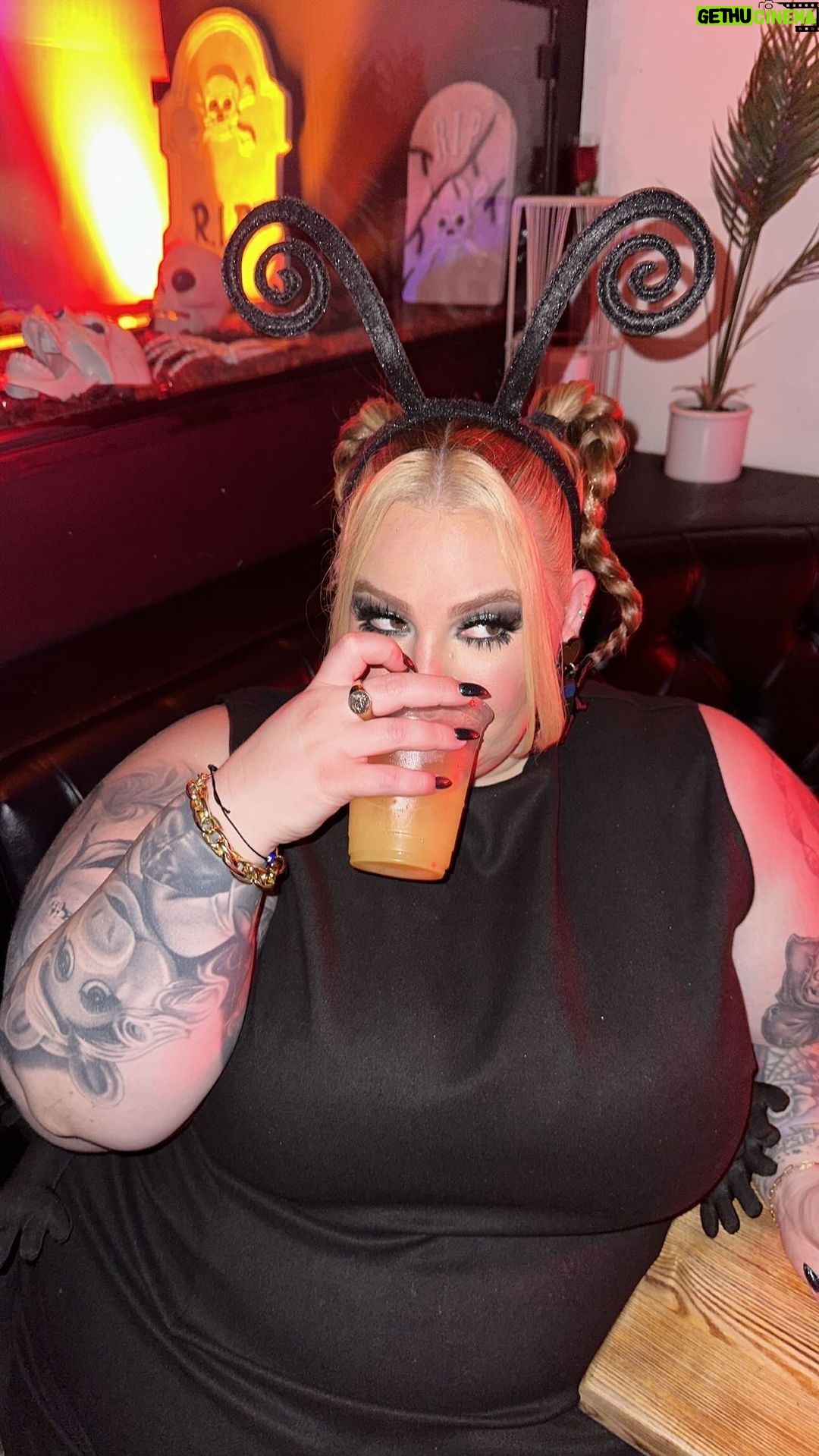 Tess Holliday Instagram - Totally Buggin!!!!!! Glam by the best donโt play!! @angelinapanelli @makeupartistmichael & dress is @fashionbrandcompany & earrings @doodad.and.fandango ๐๐ธ๏ธ๐๐ธ๏ธ๐ชณ๐ธ๏ธ๐ฆ๐ธ๏ธ๐ท๏ธ #happyhalloween #halloweencostume #plussizecostumes #buggingout #bugs #halloween2023