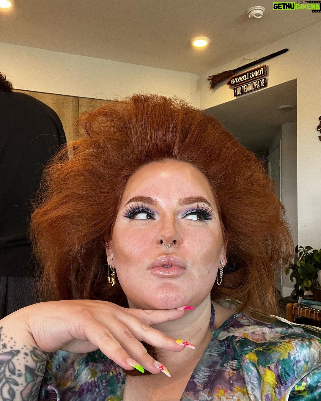 Tess Holliday Instagram - Gagged over this glam!!! Thank you @ninawest for inviting us to @hairsprayontour! My stepmom was the perfect date ➕ my glam team did their magic 🪄 & she got her hair & makeup done for the 1st time🥹 You must go see Hairspray while it’s in town, Nina & the entire cast are phenomenal! I loved seeing everyone dressed up for the theater & the cherry on top was having my dear friend @rickilake with us to celebrate! I’m in awe that so many of my hero’s became my friends & I get to be who I am today because of them! Lastly, lil friendly reminder that Fat/Plus Size representation is just as important as ever & the fat girl can (& does!!!) get her dream man/person/career/life while looking flawless while doing so 💅 💖! thank you to @marianamcgrathmakeup & @antoinemartinez for dreamiest glam on me & @mayelypaez & Antoine for making my stepmom feel even more beautiful! 🫶 #hairspraymusical #hairspray #hairspraythemusical #broadway #60sfashion #60smakeup #60shair Dolby Theatre, Hollywood