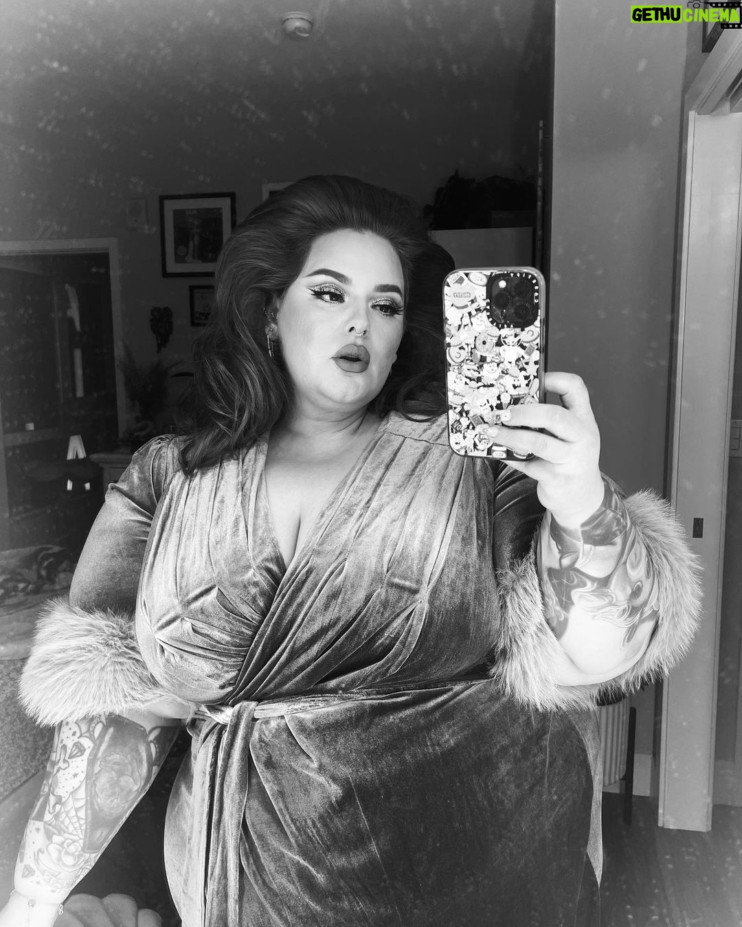 Tess Holliday Instagram - Gagged over this glam!!! Thank you @ninawest for inviting us to @hairsprayontour! My stepmom was the perfect date ➕ my glam team did their magic 🪄 & she got her hair & makeup done for the 1st time🥹 You must go see Hairspray while it’s in town, Nina & the entire cast are phenomenal! I loved seeing everyone dressed up for the theater & the cherry on top was having my dear friend @rickilake with us to celebrate! I’m in awe that so many of my hero’s became my friends & I get to be who I am today because of them! Lastly, lil friendly reminder that Fat/Plus Size representation is just as important as ever & the fat girl can (& does!!!) get her dream man/person/career/life while looking flawless while doing so 💅 💖! thank you to @marianamcgrathmakeup & @antoinemartinez for dreamiest glam on me & @mayelypaez & Antoine for making my stepmom feel even more beautiful! 🫶 #hairspraymusical #hairspray #hairspraythemusical #broadway #60sfashion #60smakeup #60shair Dolby Theatre, Hollywood