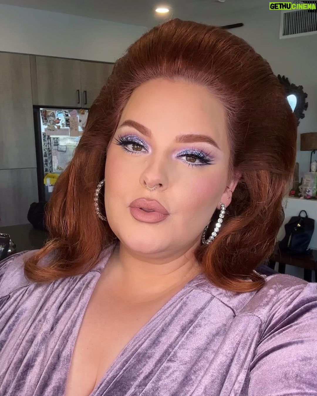 Tess Holliday Instagram - Gagged over this glam!!! Thank you @ninawest for inviting us to @hairsprayontour! My stepmom was the perfect date ➕ my glam team did their magic 🪄 & she got her hair & makeup done for the 1st time🥹 You must go see Hairspray while it’s in town, Nina & the entire cast are phenomenal! I loved seeing everyone dressed up for the theater & the cherry on top was having my dear friend @rickilake with us to celebrate! I’m in awe that so many of my hero’s became my friends & I get to be who I am today because of them! Lastly, lil friendly reminder that Fat/Plus Size representation is just as important as ever & the fat girl can (& does!!!) get her dream man/person/career/life while looking flawless while doing so 💅 💖! thank you to @marianamcgrathmakeup & @antoinemartinez for dreamiest glam on me & @mayelypaez & Antoine for making my stepmom feel even more beautiful! 🫶 #hairspraymusical #hairspray #hairspraythemusical #broadway #60sfashion #60smakeup #60shair Dolby Theatre, Hollywood