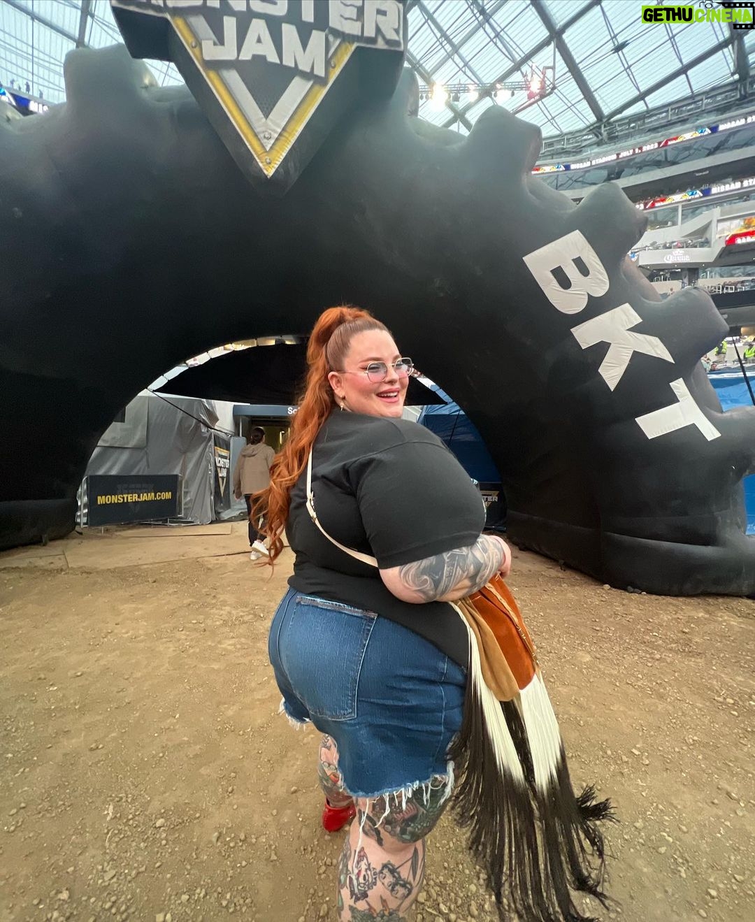Tess Holliday Instagram - you can keep coachella, I’m a monster truck girl🤘🏻🛺🤣🛞 thank you as always to @thebillhorn & @marquecomm for making @monsterjam a tradition in our family & something we look forward to every year! I’m so glad my step mom got to experience it with us this time too & I want to publicly apologize bc she is still sad I didn’t introduce her to @sarahmgellar aka Daphne (Buffy to me🔪) 😩 hair @angelinapanelli duh tee @ebay vintage shorts @goodamerican purse @evilpork666 ❤️🩹 attitude baby jesus #monsterjam #monstertrucks #sofistadium #vintageclothing SoFi Stadium