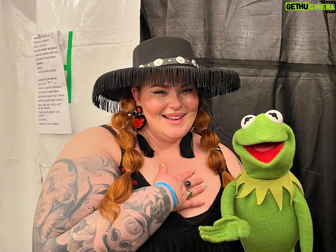 Tess Holliday Instagram - KERMIEEEEEEE!!!!!! Are you freaking out with me?!!! Yesterday I got to meet @kermitthefrog at @willienelsonofficial ranch for @luckreunion & it was one of the most iconic moments of my entire life! Kermit, Eric & his team were so amazing while I cried (hahahaha!) & I got to hug Kermie after! The Muppets were such a huge part of my childhood & y’all know how much @realmisspiggy shaped my life! These photos are what I call “framers” and I’m 💯plastering these all over my home! Thank you to my dear friends @tatefarmstx for making one of my wildest dreams a reality!!!!!!!!!!!!!!!!!!!!!!!!!! I told myself this year that I was going to say yes to everything, and I’m so glad tagging alone with @melissatatetx to the Luck Reunion was one of them! Now excuse me while I sob 😭🤠💘 #kermit #kermitthefrog #themuppets #willienelson #willienelsonandfamily #lucktexas #misspiggy Texas
