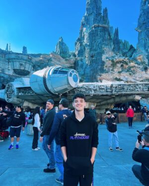 Théo Medon Instagram - Hey #hollywoodstudios 🎉💙 de torre do terror, passando por Star Wars e indo pro mundo do toy story, teve diversão o dia todooooo! 

(>>>TEM EU NADA ASSUSTADO NA TORRE DO TERROR)

#theomedon #disneyworld #meusonhomagico