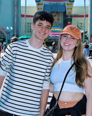 Théo Medon Instagram - Hey #hollywoodstudios 🎉💙 de torre do terror, passando por Star Wars e indo pro mundo do toy story, teve diversão o dia todooooo! 

(>>>TEM EU NADA ASSUSTADO NA TORRE DO TERROR)

#theomedon #disneyworld #meusonhomagico