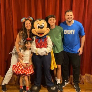Théo Medon Instagram - Meu primeiro dia e minha primeira vez em um parque da Disney! 💫💙🎉 Que isso mundão, isso é lindo demais! 

Tudo perfeito @meu.sonho.magico 

#theomedon #meusonhomagico #disneyworld