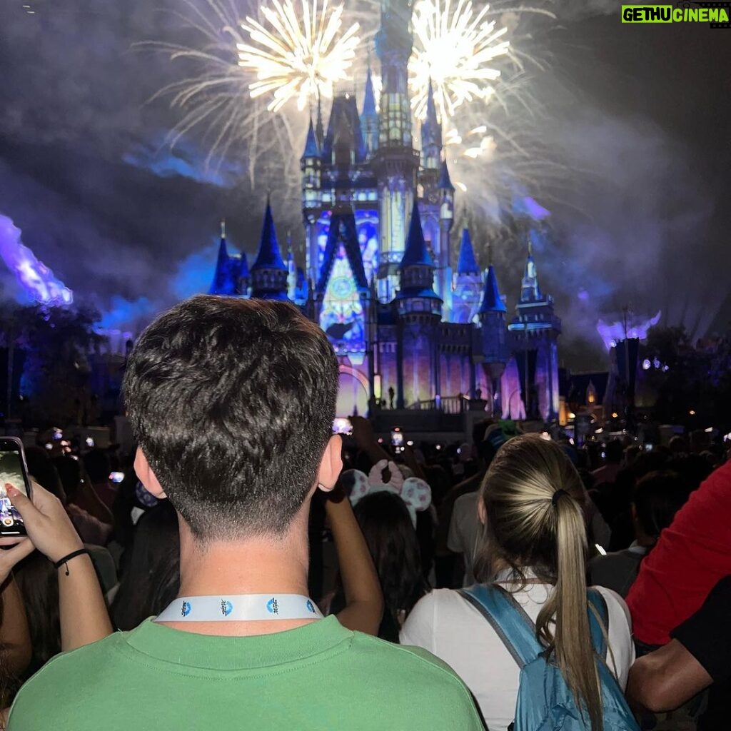 Théo Medon Instagram - Meu primeiro dia e minha primeira vez em um parque da Disney! 💫💙🎉 Que isso mundão, isso é lindo demais! Tudo perfeito @meu.sonho.magico #theomedon #meusonhomagico #disneyworld Magic Kingdom At Walt Disney World