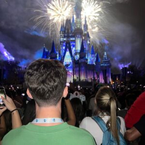 Théo Medon Instagram - Meu primeiro dia e minha primeira vez em um parque da Disney! 💫💙🎉 Que isso mundão, isso é lindo demais! 

Tudo perfeito @meu.sonho.magico 

#theomedon #meusonhomagico #disneyworld