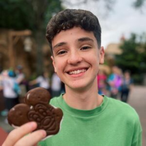 Théo Medon Instagram - Meu primeiro dia e minha primeira vez em um parque da Disney! 💫💙🎉 Que isso mundão, isso é lindo demais! 

Tudo perfeito @meu.sonho.magico 

#theomedon #meusonhomagico #disneyworld