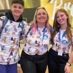 Théo Medon Instagram - Chegou a hora! Partiu férias! Disney com amigos e família, boraaaa! @meu.sonho.magico 🎉💙 No último vídeo, como foi feita a segunda foto 😆 @lorenaqueiroz #theomedon #lorenaqueiroz #vamospradisney #meusonhomagico