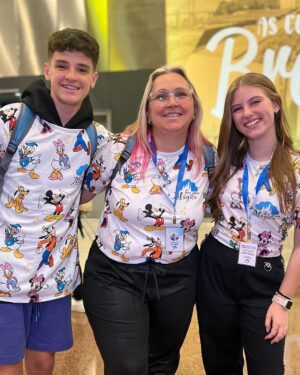 Théo Medon Instagram - Chegou a hora! Partiu férias! Disney com amigos e família, boraaaa! @meu.sonho.magico 🎉💙

No último vídeo, como foi feita a segunda foto 😆 @lorenaqueiroz 

#theomedon #lorenaqueiroz #vamospradisney #meusonhomagico