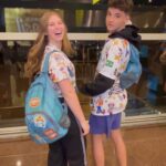 Théo Medon Instagram - Chegou a hora! Partiu férias! Disney com amigos e família, boraaaa! @meu.sonho.magico 🎉💙 No último vídeo, como foi feita a segunda foto 😆 @lorenaqueiroz #theomedon #lorenaqueiroz #vamospradisney #meusonhomagico