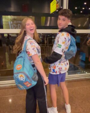 Théo Medon Instagram - Chegou a hora! Partiu férias! Disney com amigos e família, boraaaa! @meu.sonho.magico 🎉💙

No último vídeo, como foi feita a segunda foto 😆 @lorenaqueiroz 

#theomedon #lorenaqueiroz #vamospradisney #meusonhomagico