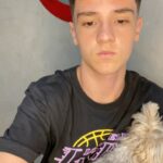 Théo Medon Instagram - passo a passo: como conseguir uma foto com seu cachorro 1: brinque com ele, para relaxar seu pet 2: convença ele, converse seriamente! 3: parabenize seu animal! e a foto de capa foi a ÚNICA, repito, a ÚNICA foto q eu consegui 😗 #theomedon #cachorro #pet
