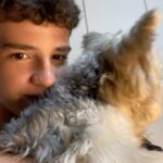 Théo Medon Instagram - passo a passo: como conseguir uma foto com seu cachorro 1: brinque com ele, para relaxar seu pet 2: convença ele, converse seriamente! 3: parabenize seu animal! e a foto de capa foi a ÚNICA, repito, a ÚNICA foto q eu consegui 😗 #theomedon #cachorro #pet