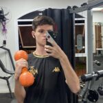 Théo Medon Instagram - ciclo sem fim da academia: 1. chegando empolgadasso 2. biceps? tá leve, vou pegar mais peso 3. arrependido da decisão 4. sofrendo com a decisão 5. viu a cadeira extensora e sentiu medo do exercício de perna 6. se arrepende profundamente das suas escolhas e deseja nunca mais pisar na academia