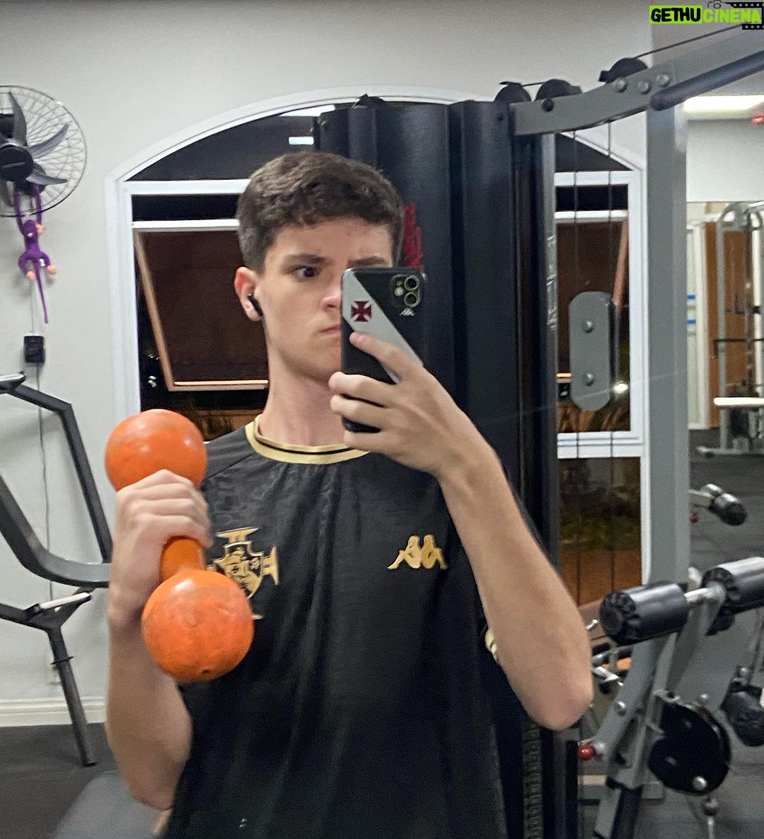 Théo Medon Instagram - ciclo sem fim da academia: 1. chegando empolgadasso 2. biceps? tá leve, vou pegar mais peso 3. arrependido da decisão 4. sofrendo com a decisão 5. viu a cadeira extensora e sentiu medo do exercício de perna 6. se arrepende profundamente das suas escolhas e deseja nunca mais pisar na academia