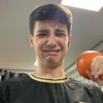 Théo Medon Instagram - ciclo sem fim da academia: 1. chegando empolgadasso 2. biceps? tá leve, vou pegar mais peso 3. arrependido da decisão 4. sofrendo com a decisão 5. viu a cadeira extensora e sentiu medo do exercício de perna 6. se arrepende profundamente das suas escolhas e deseja nunca mais pisar na academia