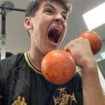 Théo Medon Instagram - ciclo sem fim da academia: 1. chegando empolgadasso 2. biceps? tá leve, vou pegar mais peso 3. arrependido da decisão 4. sofrendo com a decisão 5. viu a cadeira extensora e sentiu medo do exercício de perna 6. se arrepende profundamente das suas escolhas e deseja nunca mais pisar na academia