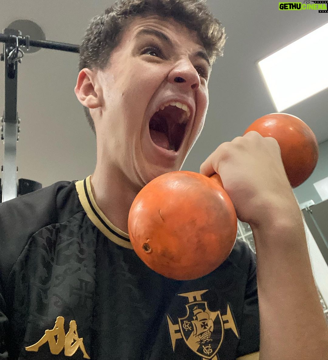 Théo Medon Instagram - ciclo sem fim da academia: 1. chegando empolgadasso 2. biceps? tá leve, vou pegar mais peso 3. arrependido da decisão 4. sofrendo com a decisão 5. viu a cadeira extensora e sentiu medo do exercício de perna 6. se arrepende profundamente das suas escolhas e deseja nunca mais pisar na academia