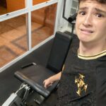 Théo Medon Instagram - ciclo sem fim da academia: 1. chegando empolgadasso 2. biceps? tá leve, vou pegar mais peso 3. arrependido da decisão 4. sofrendo com a decisão 5. viu a cadeira extensora e sentiu medo do exercício de perna 6. se arrepende profundamente das suas escolhas e deseja nunca mais pisar na academia