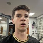 Théo Medon Instagram - ciclo sem fim da academia: 1. chegando empolgadasso 2. biceps? tá leve, vou pegar mais peso 3. arrependido da decisão 4. sofrendo com a decisão 5. viu a cadeira extensora e sentiu medo do exercício de perna 6. se arrepende profundamente das suas escolhas e deseja nunca mais pisar na academia