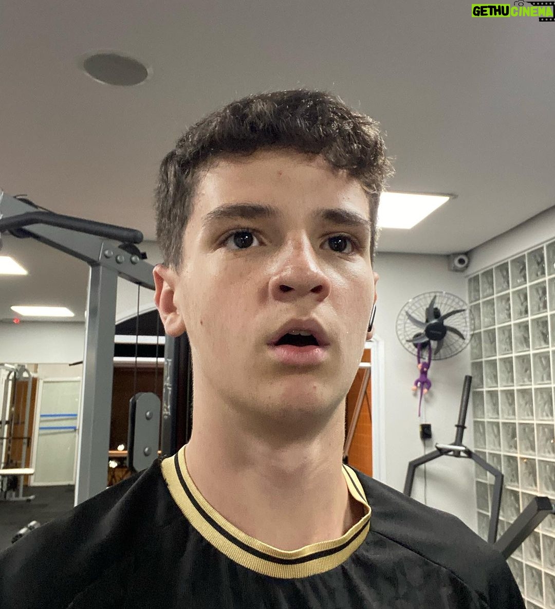 Théo Medon Instagram - ciclo sem fim da academia: 1. chegando empolgadasso 2. biceps? tá leve, vou pegar mais peso 3. arrependido da decisão 4. sofrendo com a decisão 5. viu a cadeira extensora e sentiu medo do exercício de perna 6. se arrepende profundamente das suas escolhas e deseja nunca mais pisar na academia