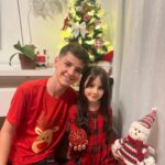 Théo Medon Instagram - Feliz Natal galera 🎄 que a noite de vocês tenha renovado a esperança, o amor e a fé que precisamos ter diariamente para nossas batalhas! Por aqui foi assim a passagem do bom velhinho 🧑‍🎄 #familiamedon #theomedon #natal2023 #paisefilhos #família