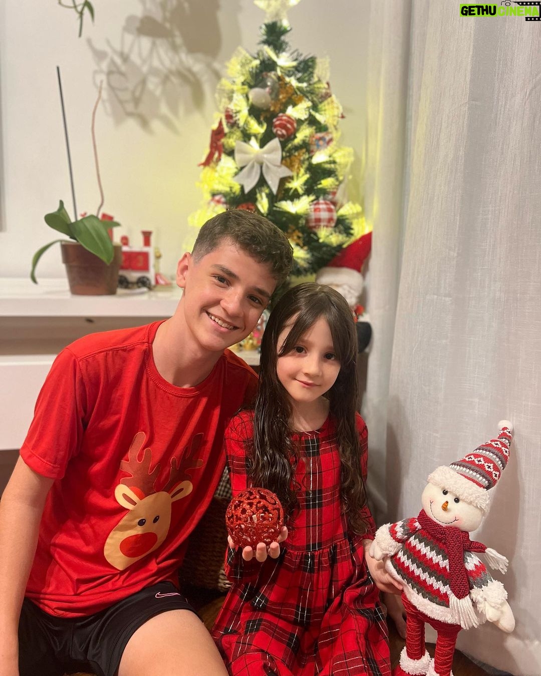 Théo Medon Instagram - Feliz Natal galera 🎄 que a noite de vocês tenha renovado a esperança, o amor e a fé que precisamos ter diariamente para nossas batalhas! Por aqui foi assim a passagem do bom velhinho 🧑🎄 #familiamedon #theomedon #natal2023 #paisefilhos #família