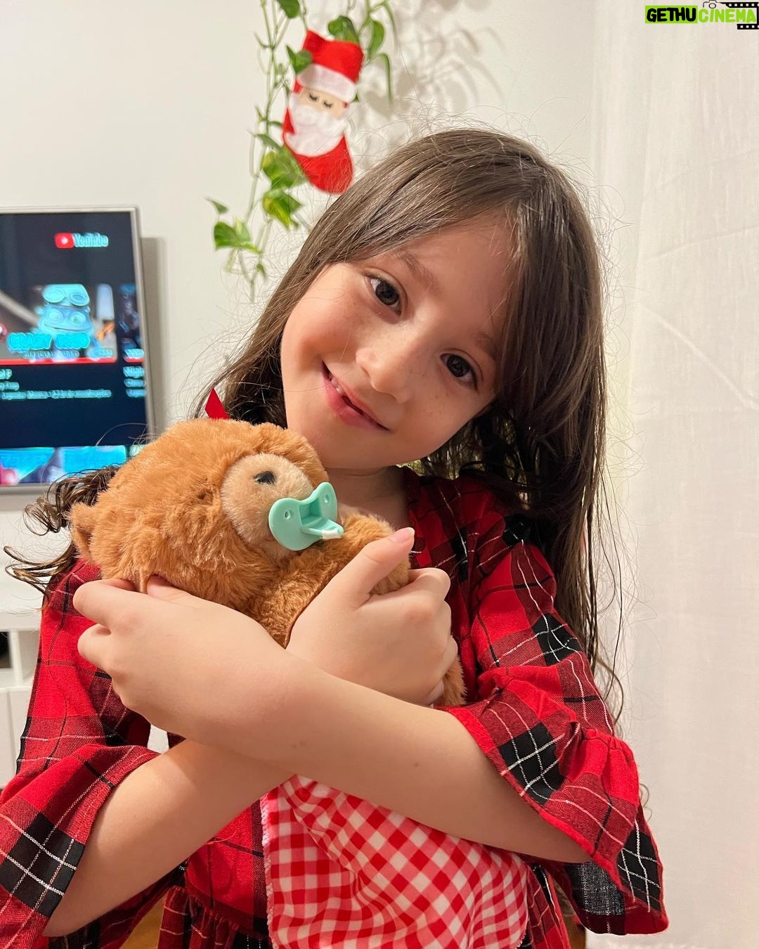 Théo Medon Instagram - Feliz Natal galera 🎄 que a noite de vocês tenha renovado a esperança, o amor e a fé que precisamos ter diariamente para nossas batalhas! Por aqui foi assim a passagem do bom velhinho 🧑🎄 #familiamedon #theomedon #natal2023 #paisefilhos #família